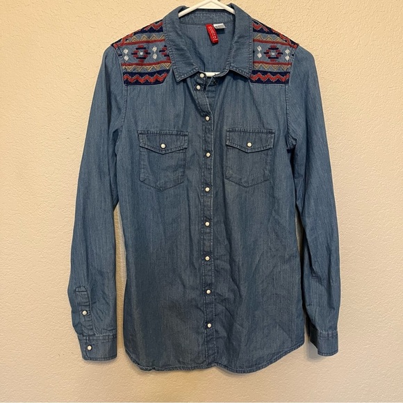 Divided H&M Western Embroidered Denim Pearl Snap Long Sleeve Shirt Size 6 - Picture 2 of 11